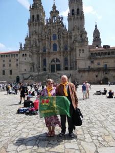 Santiago de Compostela 260 m n. m. Katedrála sv. Jakuba je chrám v historickém centru španělského města Santiago de Compostela. Celé centrum města včetně katedrály bylo zapsáno na seznam světového dědictví UNESCO. Katedrála je legendárním pohřebištěm sv. Jakuba Většího, jednoho z apoštolů Ježíše Krista. Je též významným poutním místem, cílem svatojakubské cesty, kterou chodí křesťanští poutníci již od raného středověku. Jde zřejmě o třetí nejvýznamnější křesťanské poutní centrum po Římu a Jeruzalému. Na místě zavlála naše obecní vlajka díky manželům Pavlovi a Martě Hladkým. 