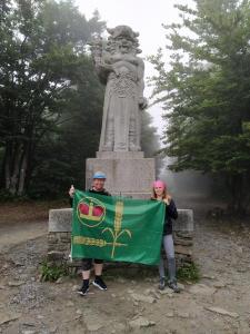 Podle pověstí měl na Radhošti od pradávna sídlo slovanský bůh Radegast (Radhošť) – Bůh slunce, války a vítězství. Jeho podoba, jak ji ztvárňuje socha od Albína Poláška, nepůsobí zrovna mile a rozhněvat si ho by asi pro člověka nemuselo být příznivé. Přesto anebo právě proto Radegasta generace lidí milovaly i zatracovaly. 