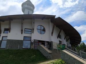 Na vrchu Živčáková (v katastru obce Korňa) byl v roce 2015 vysvěcen nový chrám pro 3 tisíce poutníků – Chrám Panny Marie Matky Církve.