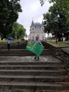 Hostýn je jedním z hlavních vrcholů Rusavské hornatiny, severozápadní části pohoří Hostýnské vrchy.Na nižším z vrcholů, v nadmořské výšce 718 m, stojí barokní poutní Bazilika Nanebevzetí Panny Marie. Původní stavba z let 1721–1748 byla obnovena po požáru roku 1769 a rekonstruována v letech 1841–1845. V roce 1887 zde byl dobudován jezuitský klášter. Pod vrcholem se nachází pramen, podle tradice zázračně uzdravující. U něj stojí kaple z roku 1700. Na vyšším vrcholu ve výšce 736 m je kamenná rozhledna s kaplí sv. Kříže postavená roku 1898 olomouckým stavitelem Václavem Wittnerem. V dubnu 1994 u ní byla zřízena větrná elektrárna. Svatý Hostýn je významným poutním místem České repebliky.