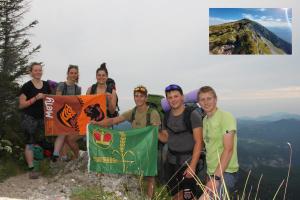 Hora Ötscher (1893 m n. m.) – nejvyšší vrchol přírodního parku Ötscher-Tormäuer na jihozápadě Dolního Rakouska. Vzhledem ke své samostatné poloze je hora viditelná až ze vzdálenosti 100 km. Při pohledu od severu je hora mohutná a široká, od západu a hlavně od východu je úzká. Spaní, vaření, oblečení, jídlo na tři dny a veškeré vybavení na zádech. I přes převýšení 1600 metrů nahoru a 1200 metrů dolu se vrchol kvůli počasí nepodařilo těsně pokořit. Snad příště. Čistá příroda, úžasné vodopády a všudypřítomné skály. Nedaleko za kopcem schované se nachází poutní místo Mariazell.