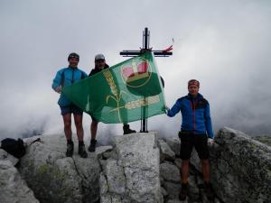 Slavkovský štít,je jeden z nejvyšších vrcholů slovenského pohoří Vysoké Tatry, nachází se v jejich postranním (jižním) hřebenu. Je vysoký 2452 m n. m. a na jeho svahu se rozkládá rozsáhlé kamenné moře. Obecní vlajka byla vztyčena po hrdinném výstupu dne 27. 6. 2023.