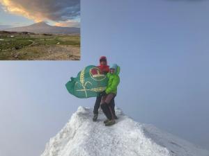 Ararat,je s nadmořskou výškou 5137 m nejvyšší horou Turecka i Arménské vysočiny. Nachází se na východě Turecka, několik kilometrů od hranic s Íránem a Arménií. Ararat je vulkánem se dvěma vrcholy: Velkým Araratem (5137 m n. m.) Malým Araratem (3896 m n. m.) Vrchol Araratu je trvale pokryt sněhem a ledem a tvoří výraznou dominantu celého kraje. Nejimpozantnější pohled na ni je z arménského hlavního města Jerevanu a okolí.Podle bible někde na Araratských horách přistála po potopě světa Noemova archa, podle některých snad na samotné hoře Ararat. Je též národním symbolem Arménie, včetně archy Noemovy je zobrazen jak ve státním znaku Arménie. Vlajku na vrchol vynesl Jeníkovský rodák Josef Řezníček.